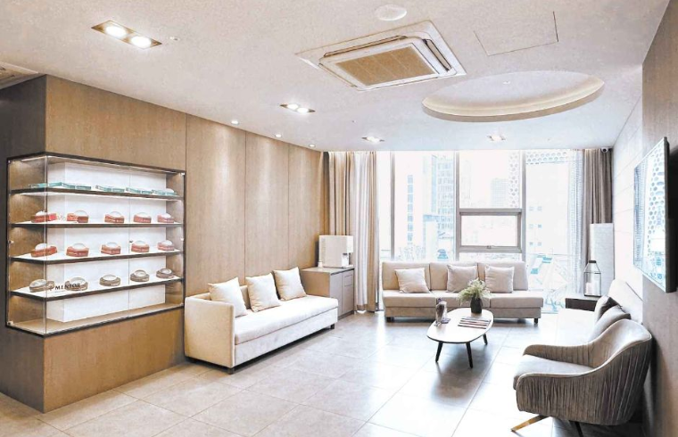 Nana Plastic Surgery interior photo 1
