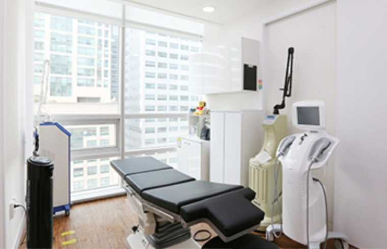 Larren Clinic interior photo 3
