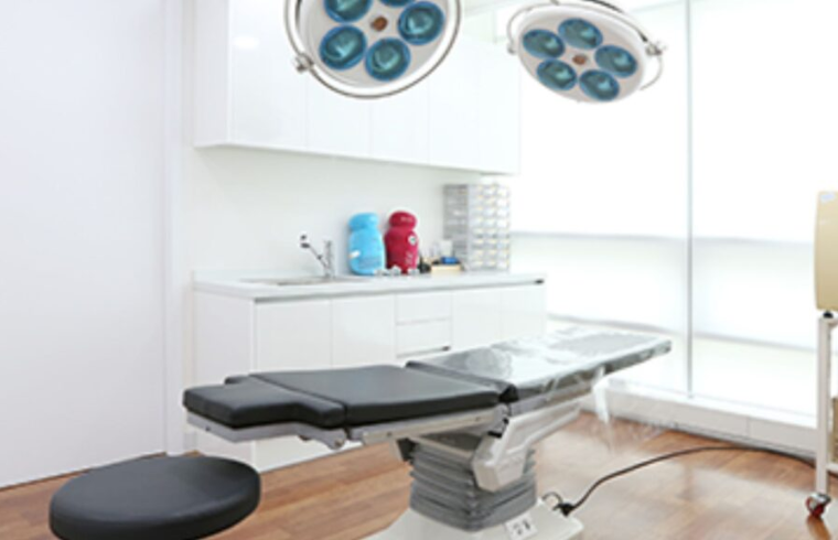 Larren Clinic interior photo 4