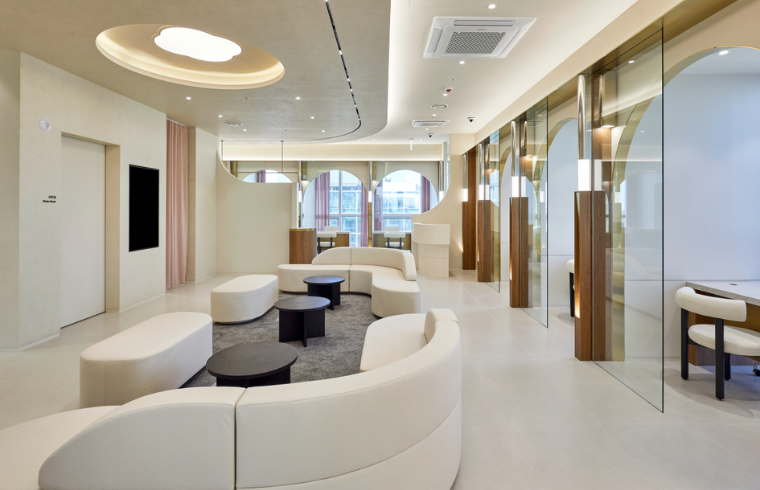 Lienjang Clinic interior photo 2