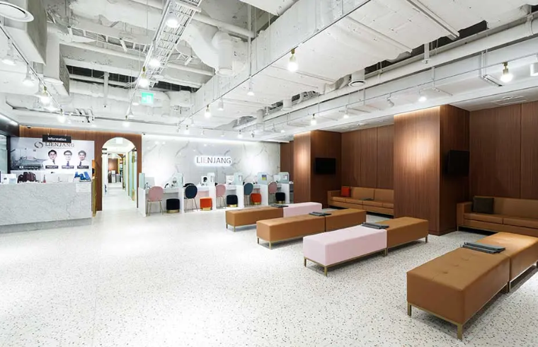 Lienjang Clinic interior photo 3