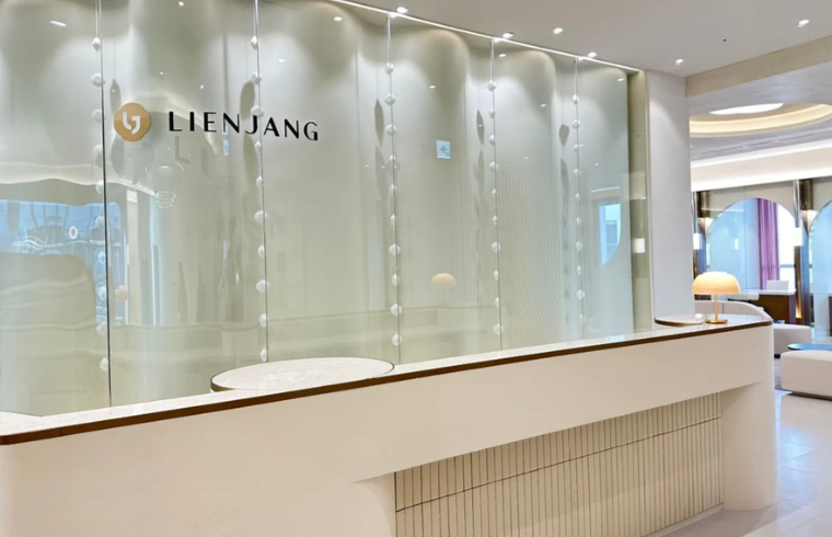 Lienjang Clinic interior photo 5