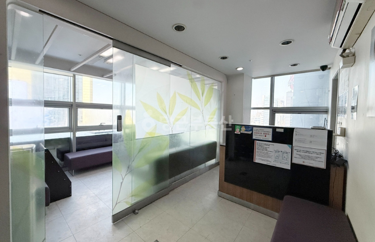 BK Plastic Surgery interior photo 2