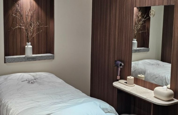 Skinique Clinic interior photo 4