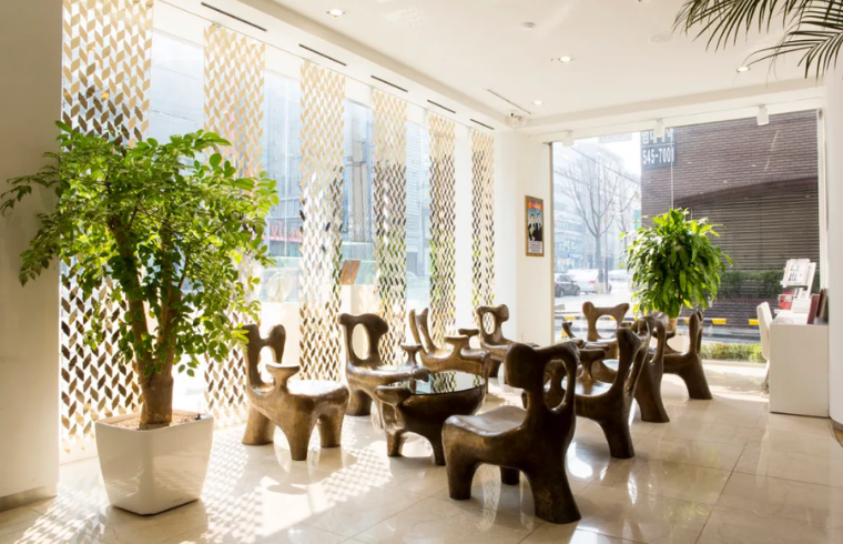 JK Plastic Surgery interior photo 3