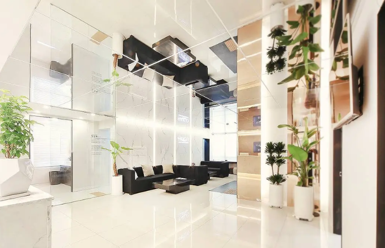 Hugo Plastic Surgery interior photo 2