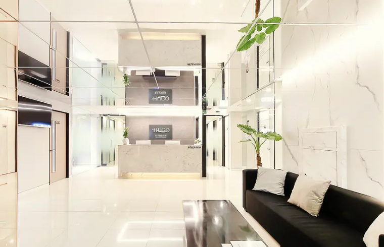 Hugo Plastic Surgery interior photo 3